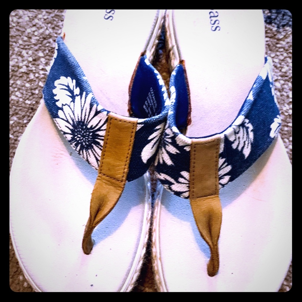 Bass thing sandals